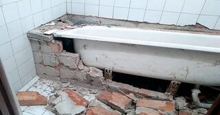 Демонтаж ванны в Алейске от Мастер24 — быстро, недорого, вывоз старой ванны от 1031 руб.